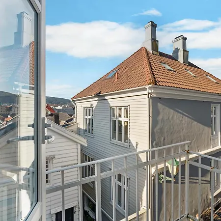 Bryggen Historical Townhouse I Rooftop Views!